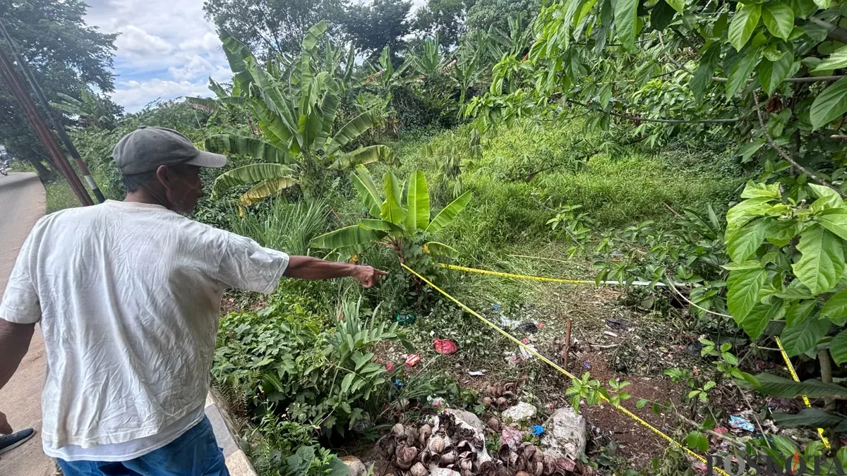 Warga menunjukan TKP pembuangan jasad Alvaro di pinggir Kali Cilalay, Desa Singabraja, Kecamatan Tenjo, Kabupaten Bogor. (Sumber: Poskota/Giffar Rivana)