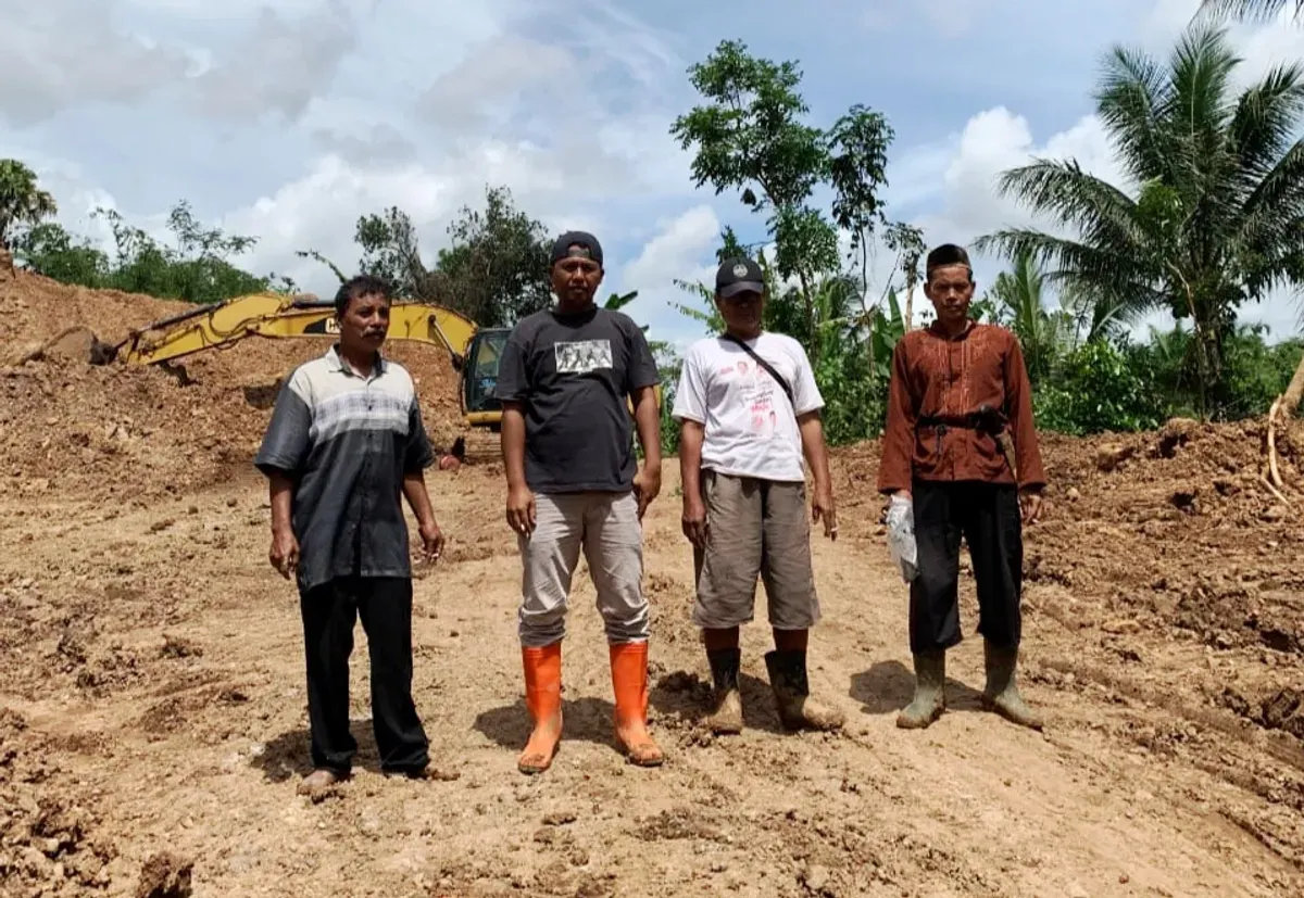 pengelola tambang bersama pekerja lainnya saat melakukan aktivitas di lokasi tambang batu di Desa Cibitung, Kecamatan Munjul, Pandeglang. (Sumber: Istimewa)