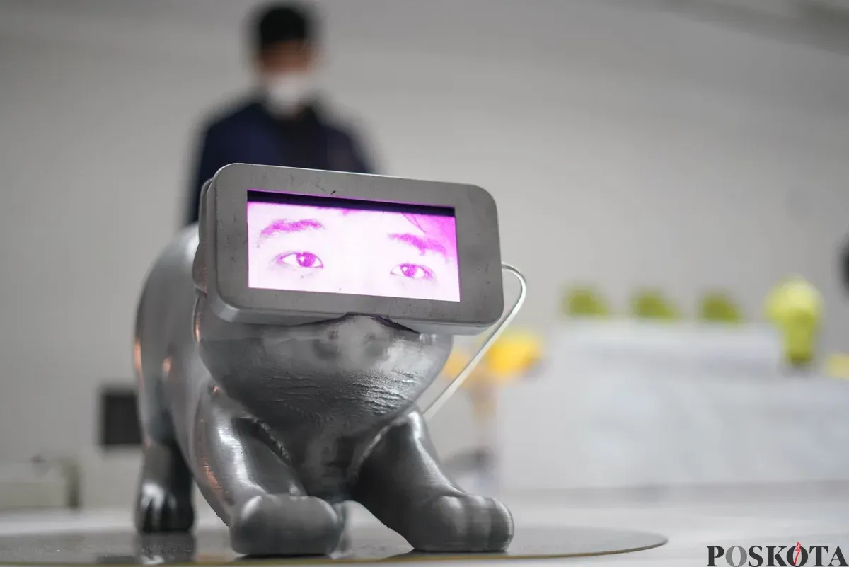 Pengunjung mengamati karya desain grafis pada pameran ADGI Design Week 2025 di Taman Ismail Marzuki, Jakarta, Minggu, 23 November 2025. (Sumber: Poskota/Bilal Nugraha Ginanjar)