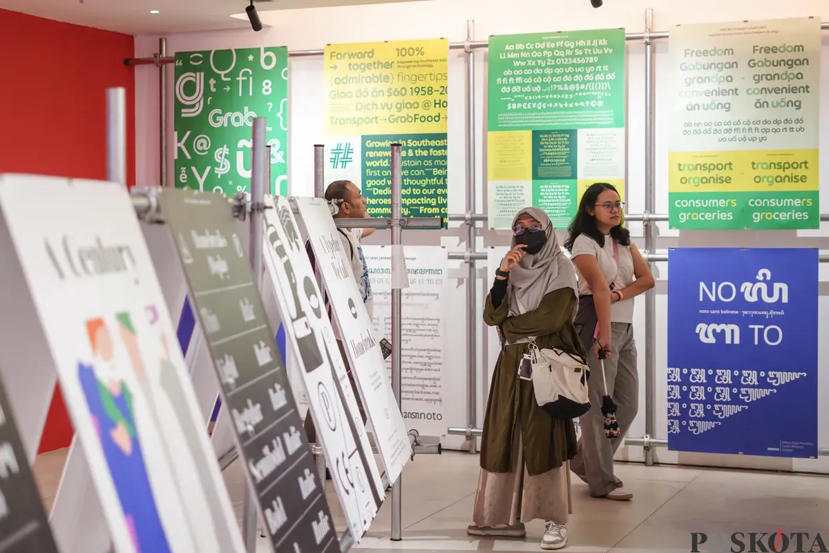 Pengunjung mengamati karya desain grafis pada pameran ADGI Design Week 2025 di Taman Ismail Marzuki, Jakarta, Minggu, 23 November 2025. (Sumber: Poskota/Bilal Nugraha Ginanjar)