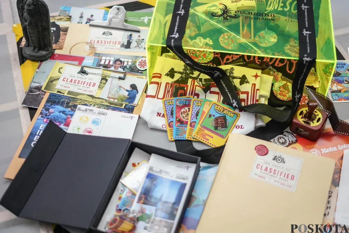 Pengunjung mengamati karya desain grafis pada pameran ADGI Design Week 2025 di Taman Ismail Marzuki, Jakarta, Minggu, 23 November 2025. (Sumber: Poskota/Bilal Nugraha Ginanjar)