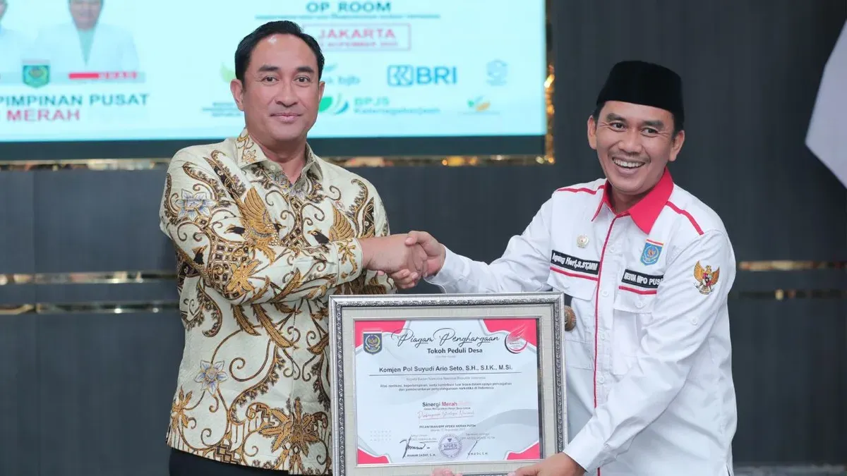 Kepala BNN RI, Suyudi Ario Seto menerima penghargaan sebagai Tokoh Peduli Desa dari APDESI Merah Putih, Selasa, 25 November 2025. (Sumber: Dok. Istimewa)