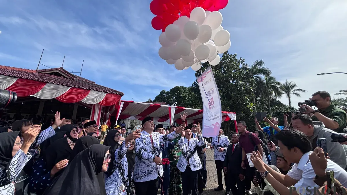 Bupati Bogor, Rudy Susmanto merayakan Hari Guru Nasional dengan upacara bersama ratusan guru di Lapangan Tegar Beriman. (Sumber: Poskota/Giffar Rivana)