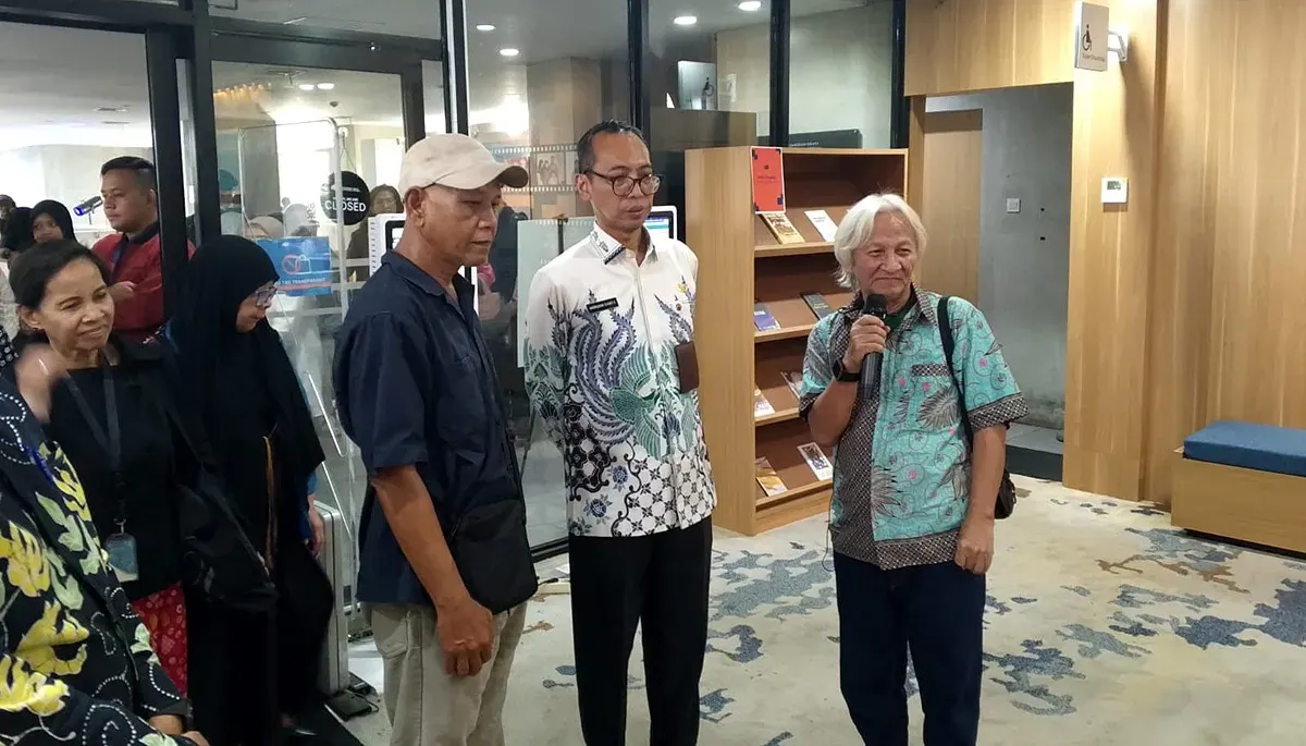 Kepala Dispusip Jakarta, Nasruddin Djoko Surjono, saat membuka pameran arsip dan manuskrip perjalanan kreatif sastrawan Motinggo Busye di Pusat Dokumentasi Sastra (PDS) HB Jassin, Selasa, 25 November 2025. (Sumber: Istimewa)