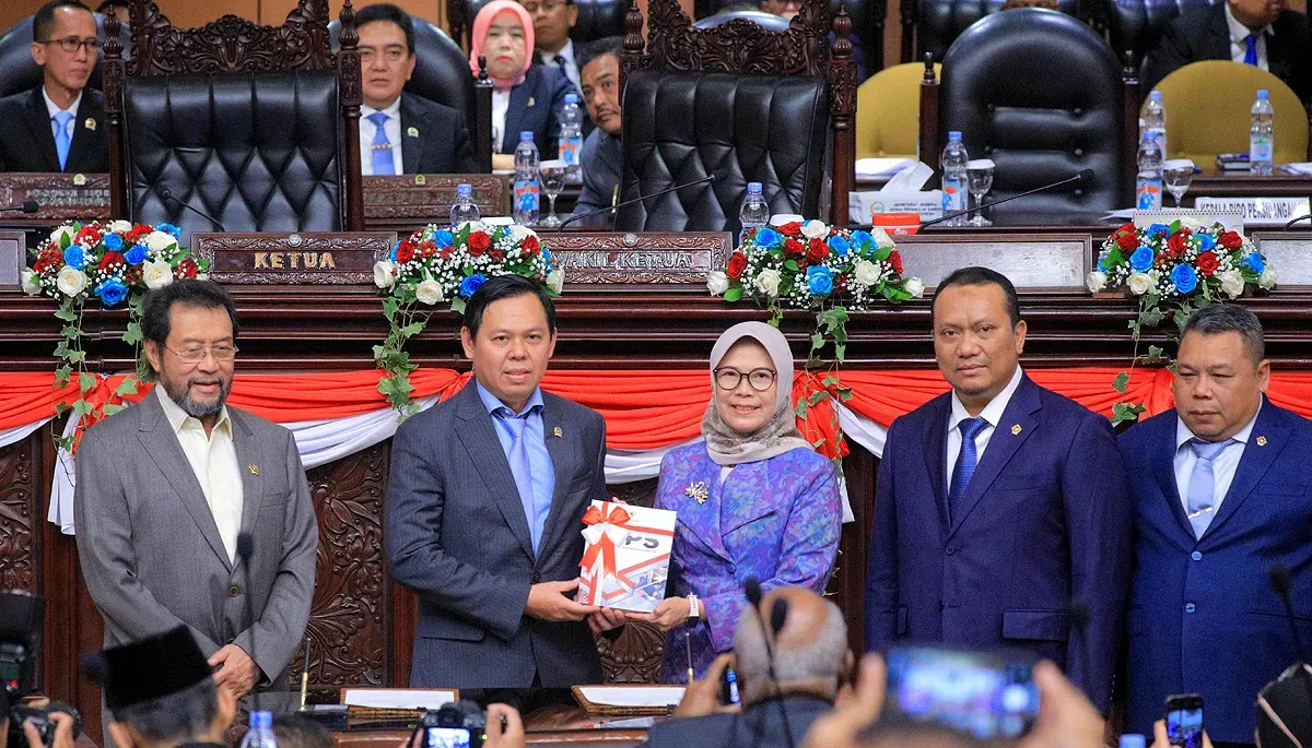 Ketua DPD RI, Sultan B Najamudin (kedua dari kanan), menerima IHPS I tahun 2025 dari BPK RI di Gedung Nusantara V Kompleks Parlemen, Jakarta, Selasa, 25 November 2025. (Sumber: Istimewa)