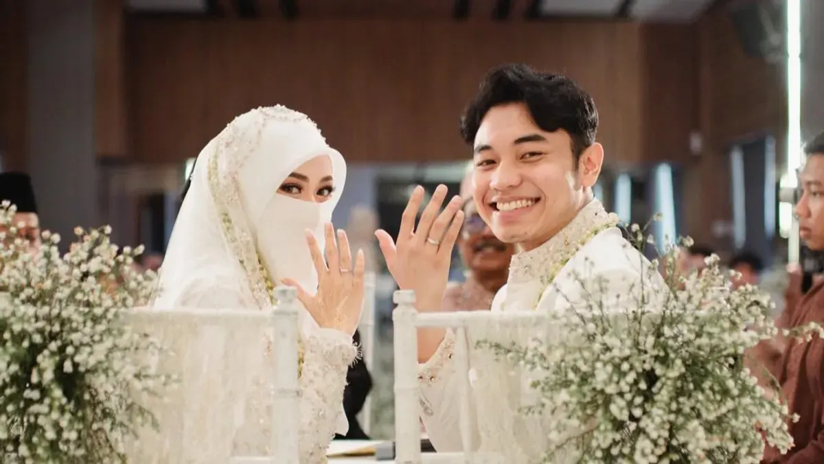 Potret Fiki Naki (kanan) dan Tinandrose (kiri) yang resmi menikah pada 24 November 2025. (Sumber: Instagram/@fikinaki)