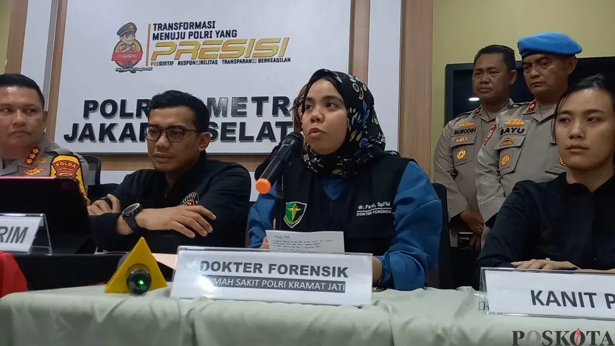 Ahli Forensik Rumah Sakit Polri Kramat Jati, dr. Farah, saat konferensi pers di Polres Metro Jakarta Selatan, Senin, 24 November 2025. (Sumber: Poskota/Ali Mansur)