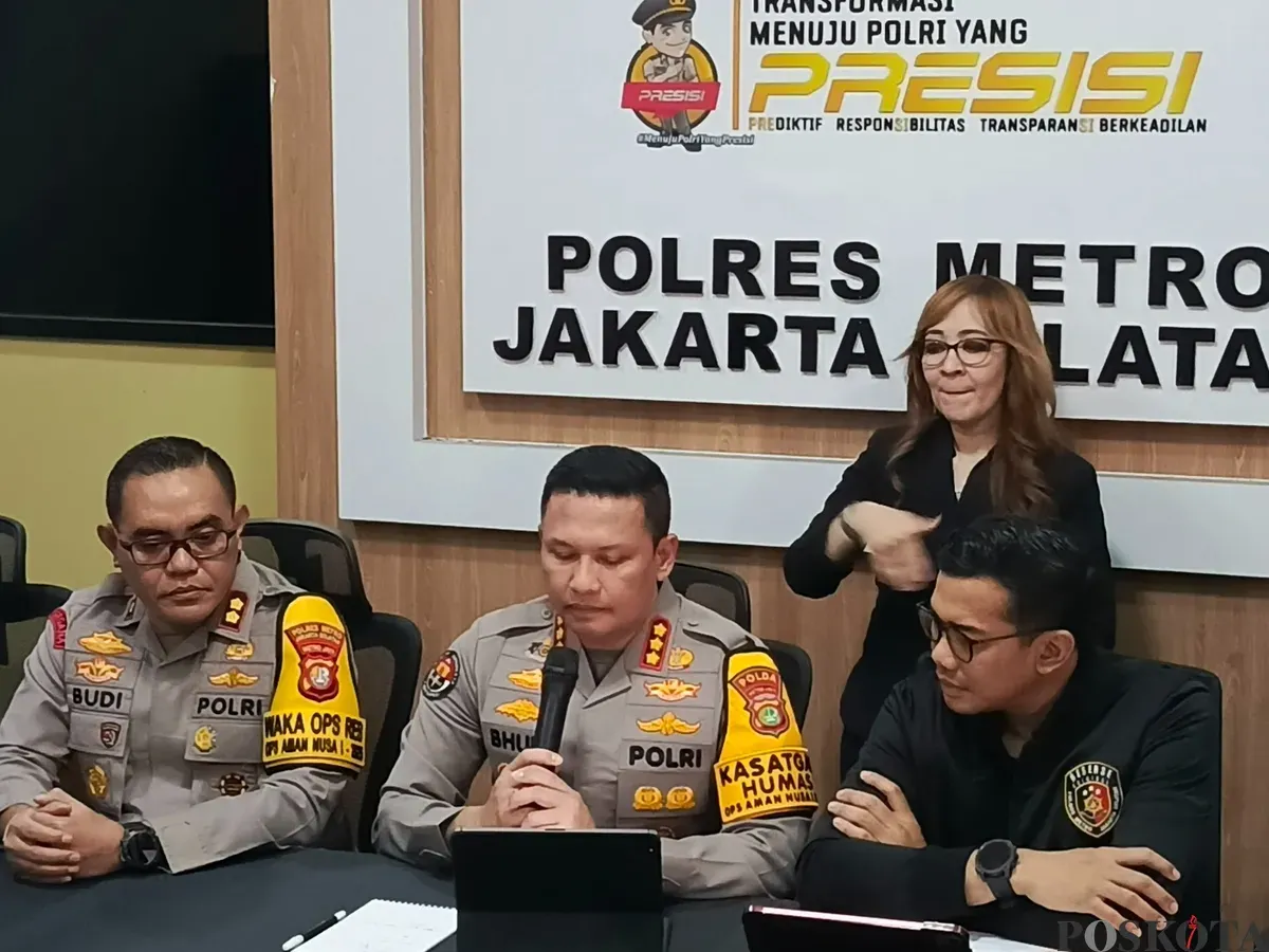 Kepala Satuan Reserse Kriminal Polres Metro Jakarta Selatan, AKBP Ardian Satrio Utomo (kanan) saat konferensi pers di Polres Metro Jakarta Selatan, Senin, 25 Maret 2025 malam WIB. (Sumber: Poskota/Ali Mansur)