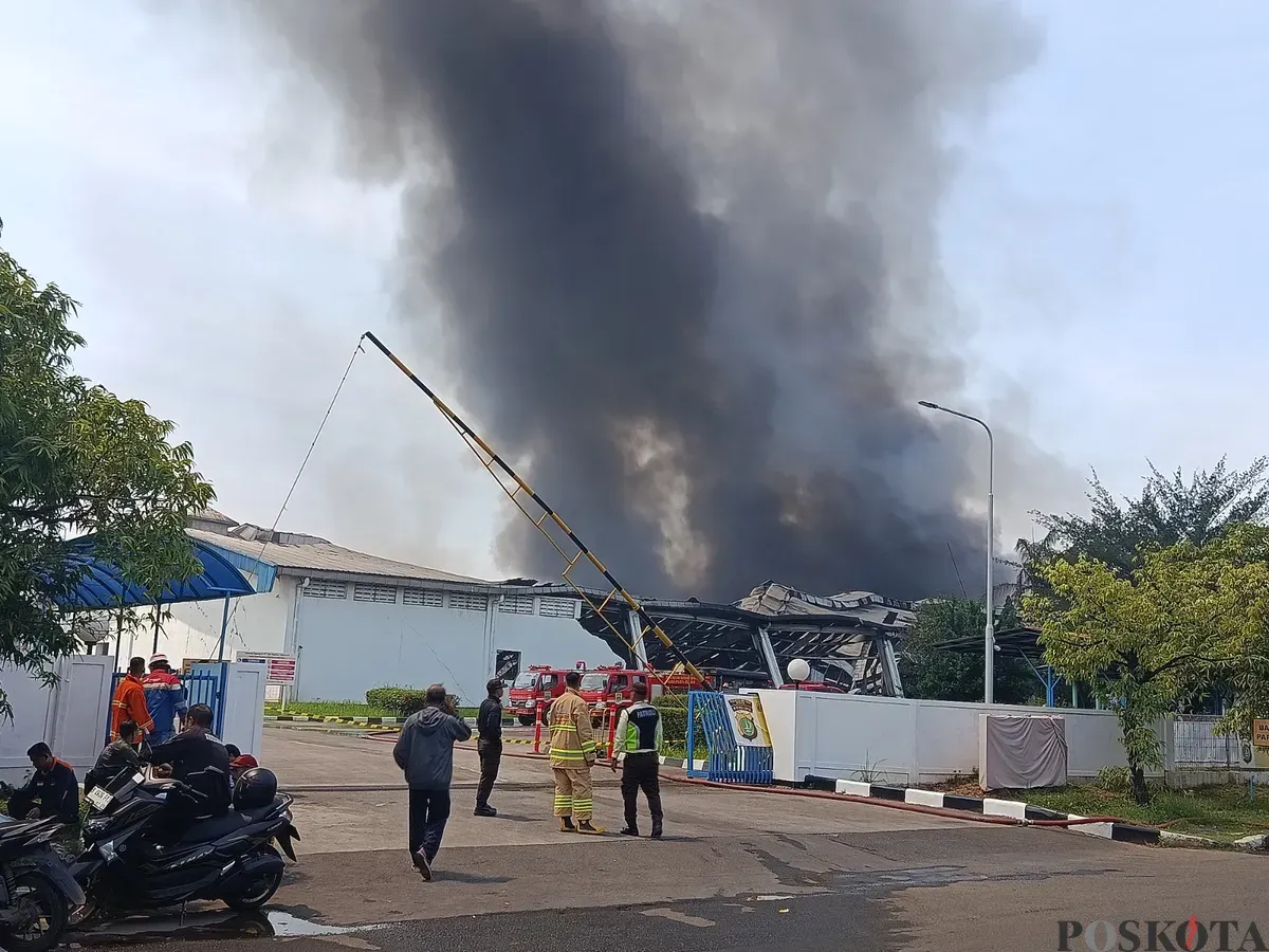 PT TAK Textiles Indonesia di Jalan Jababeka XI Blok G No. 11–15, Desa Harja Mekar, Kecamatan Cikarang Utara, Kabupaten Bekasi dilahap si jago merah. (Sumber: Poskota/Nurpini Aulia Rapika)