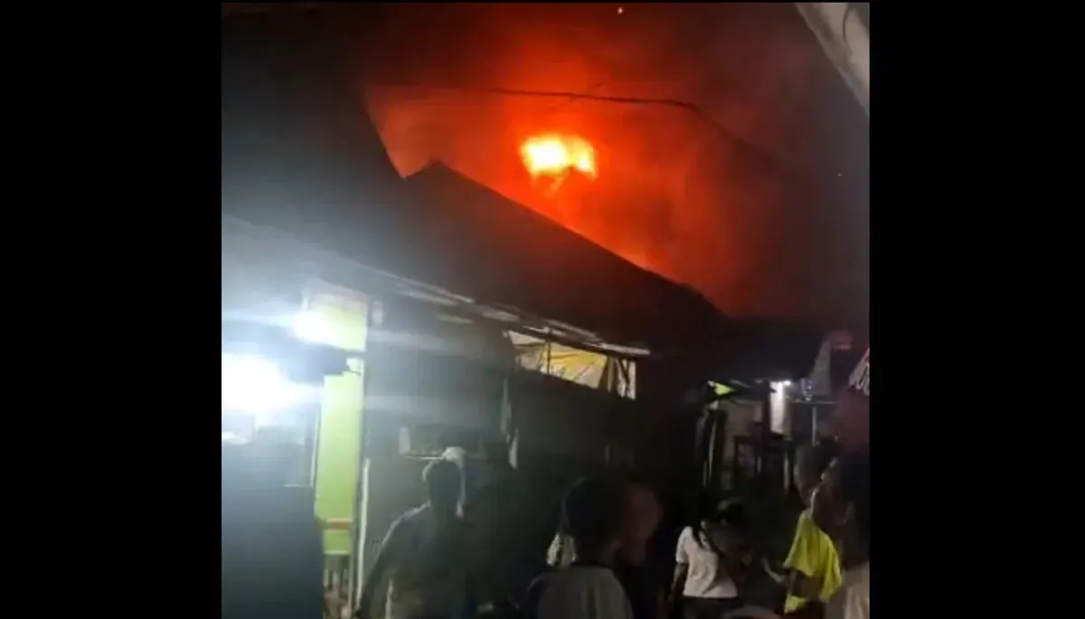 Tangkap layar kebakaran yang melanda sebuah toko bahan bangunan di Desa Leuwinutug, Kecamatan Citeureup, Kabupaten Bogor, pada Selasa malam, 25 November 2025.