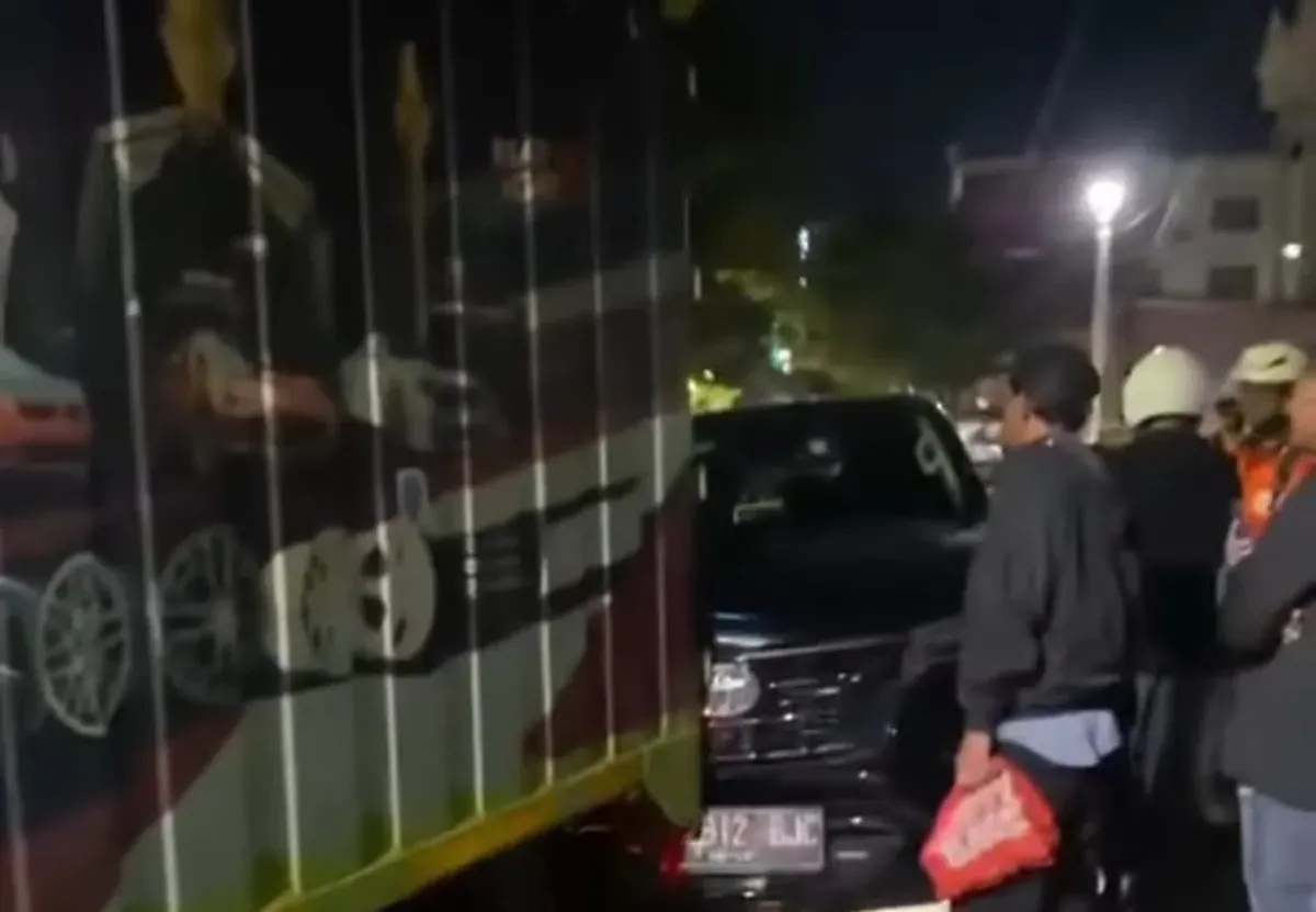 Pengemudi Pajero tewas usak menabrak mobil boks Hino di Jalan Meruya Ilir wilayah Kembangan, Jakarta Barat, pada Senin, 24 November 2025 malam. (Sumber: Istimewa)