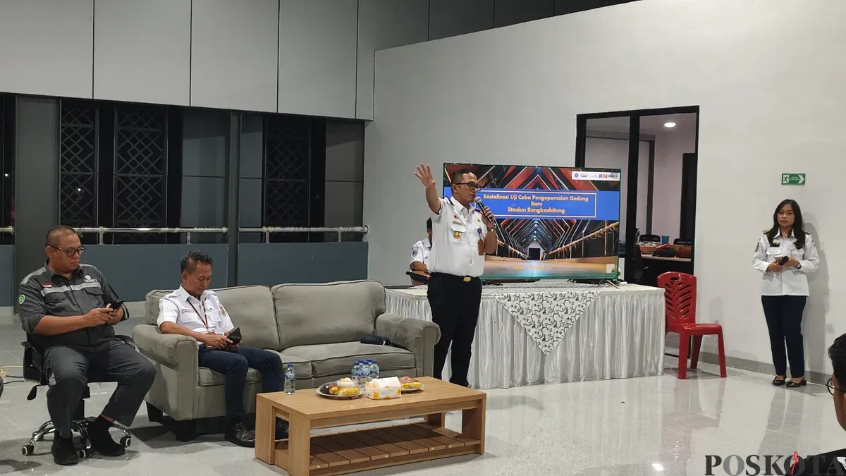 Kemenhub dan PT. KAI saat sosialisasi uji coba gedung baru di Stasiun KRL Rangkasbitung, Lebak. (Sumber: Poskota/Samsul Fatoni)