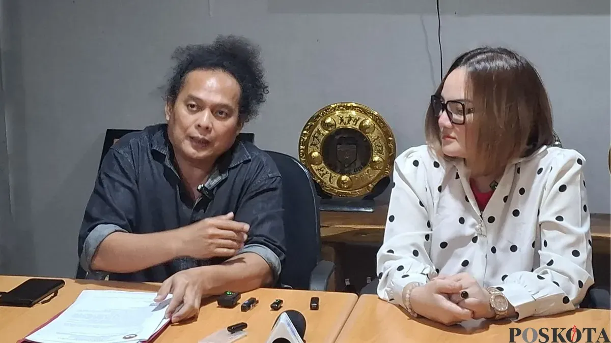 Kuasa hukum Linda Susanti, Deolipa Yumara dan Linda Susanti di Polda Metro Jaya, Jakarta Selatan, Selasa, 25 November 2025. (Sumber: Poskota/Ali Mansur)