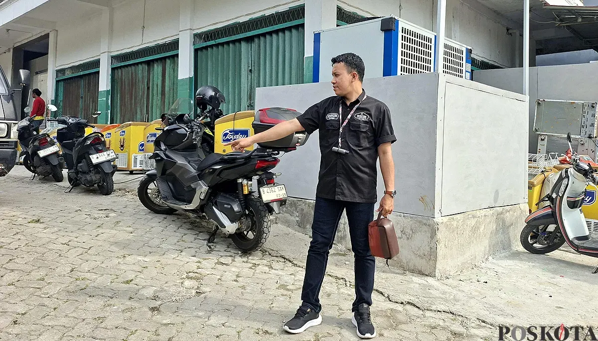 Operasi Manager (OM) PT Kemas Anugerah Tri Mitra, distributor es krim Joy Day Cabang Depok, M Rizki, menunjukkan lokasi parkir dua mobil box yang dicuri. (Sumber: POSKOTA | Foto: Angga Pahlevi)