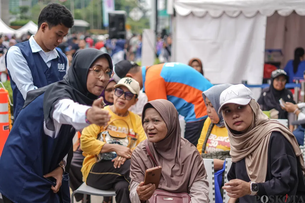 Sejumlah warga lanjut usia (lansia) antre untuk mendaftar dan perpanjangan program Kartu Layanan Gratis (KLG) pada Hari Bebas Kendaraan Bermotor (HBKB) di kawasan Bundaran HI, Jakarta, 23 November 2025. (Sumber: Poskota/Bilal Nugraha Ginanjar)