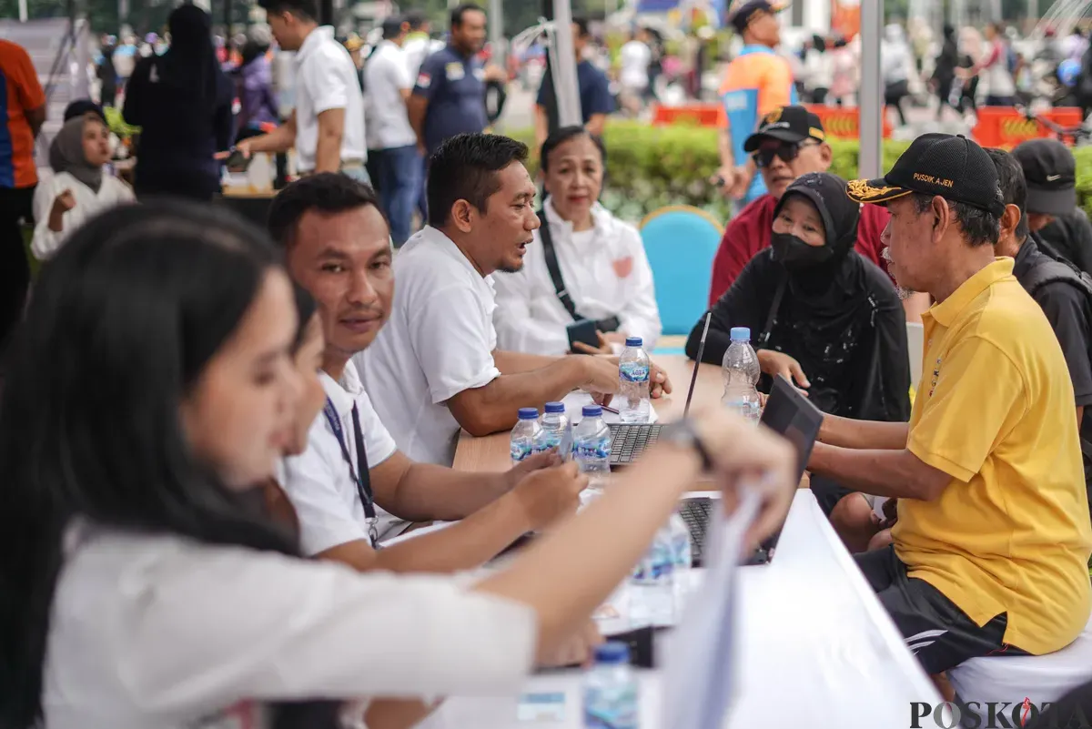 Sejumlah warga lanjut usia (lansia) antre untuk mendaftar dan perpanjangan program Kartu Layanan Gratis (KLG) pada Hari Bebas Kendaraan Bermotor (HBKB) di kawasan Bundaran HI, Jakarta, 23 November 2025. (Sumber: Poskota/Bilal Nugraha Ginanjar)