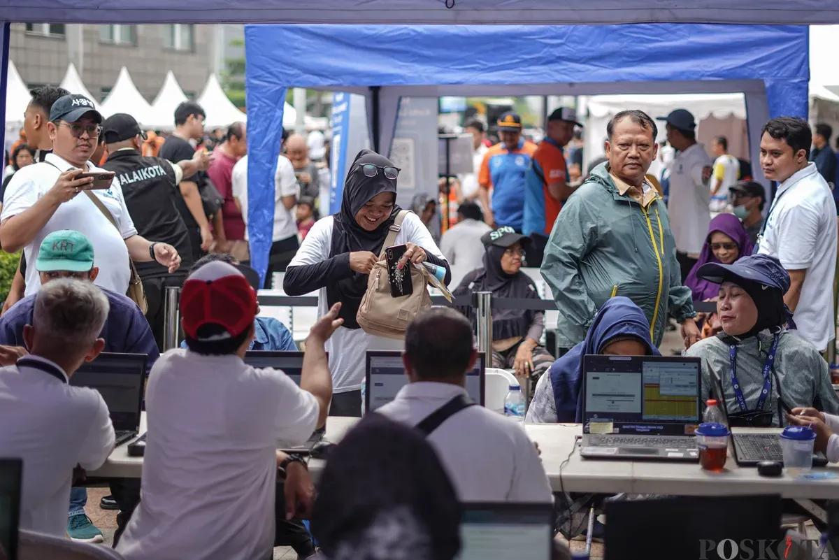 Sejumlah warga lanjut usia (lansia) antre untuk mendaftar dan perpanjangan program Kartu Layanan Gratis (KLG) pada Hari Bebas Kendaraan Bermotor (HBKB) di kawasan Bundaran HI, Jakarta, 23 November 2025. (Sumber: Poskota/Bilal Nugraha Ginanjar)