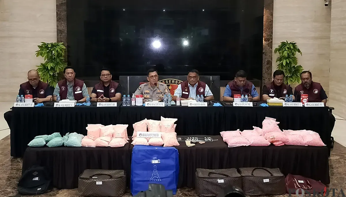 Konferensi pers Direktorat Tindak Pidana Narkoba Bareskrim Polri terkait pengungkapan kasus peredaran narkotika jenis ekstasi, di Bareskrim Polri, Jakarta Selatan, Selasa, 25 November 2025. (Sumber: POSKOTA | Foto: Ali Mansur)