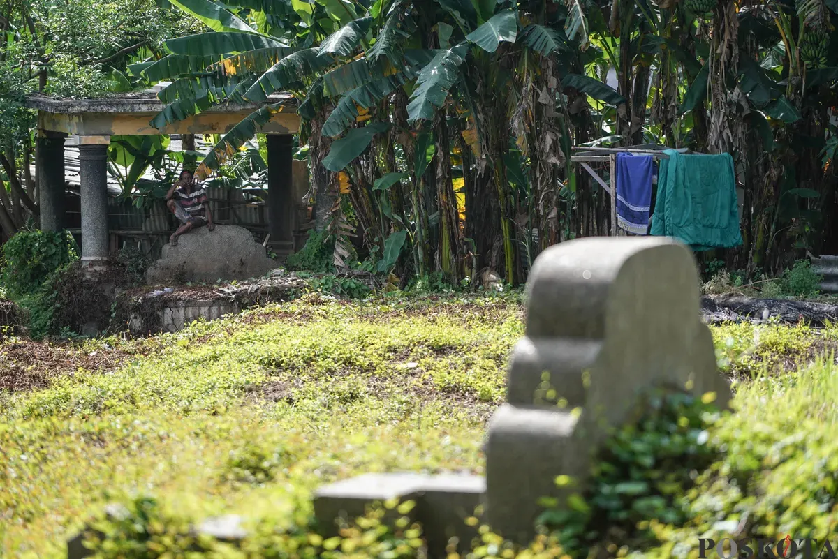 Warga beraktifitas di lahan pemakaman TPU Kebon Nanas, Jakarta, Senin, 24 November 2025. (Sumber: Poskota/Bilal Nugraha Ginanjar)