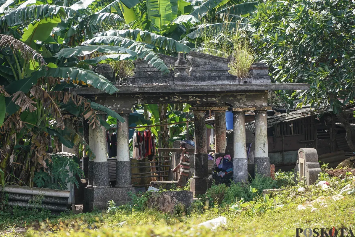 Warga beraktifitas di lahan pemakaman TPU Kebon Nanas, Jakarta, Senin, 24 November 2025. (Sumber: Poskota/Bilal Nugraha Ginanjar)