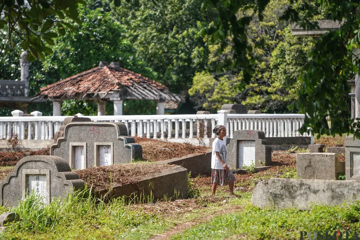 Warga beraktifitas di lahan pemakaman TPU Kebon Nanas, Jakarta, Senin, 24 November 2025. (Sumber: Poskota/Bilal Nugraha Ginanjar)