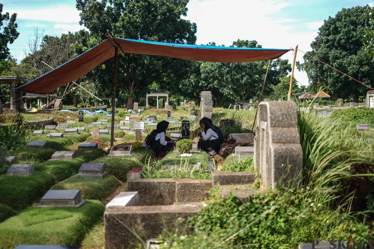 Warga beraktifitas di lahan pemakaman TPU Kebon Nanas, Jakarta, Senin, 24 November 2025. (Sumber: Poskota/Bilal Nugraha Ginanjar)