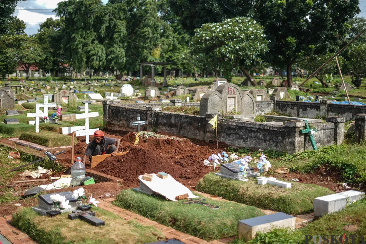 Warga beraktifitas di lahan pemakaman TPU Kebon Nanas, Jakarta, Senin, 24 November 2025. (Sumber: Poskota/Bilal Nugraha Ginanjar)
