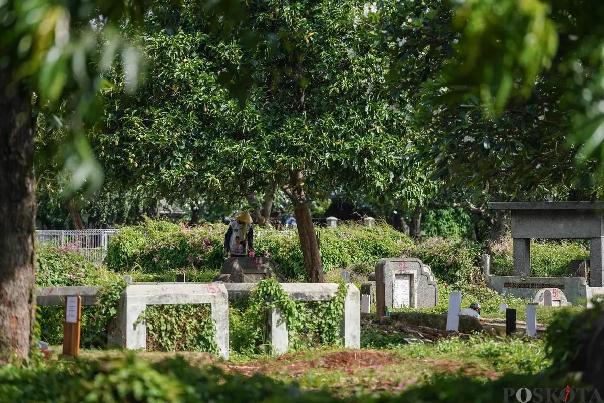 Warga beraktifitas di lahan pemakaman TPU Kebon Nanas, Jakarta, Senin, 24 November 2025. (Sumber: Poskota/Bilal Nugraha Ginanjar)