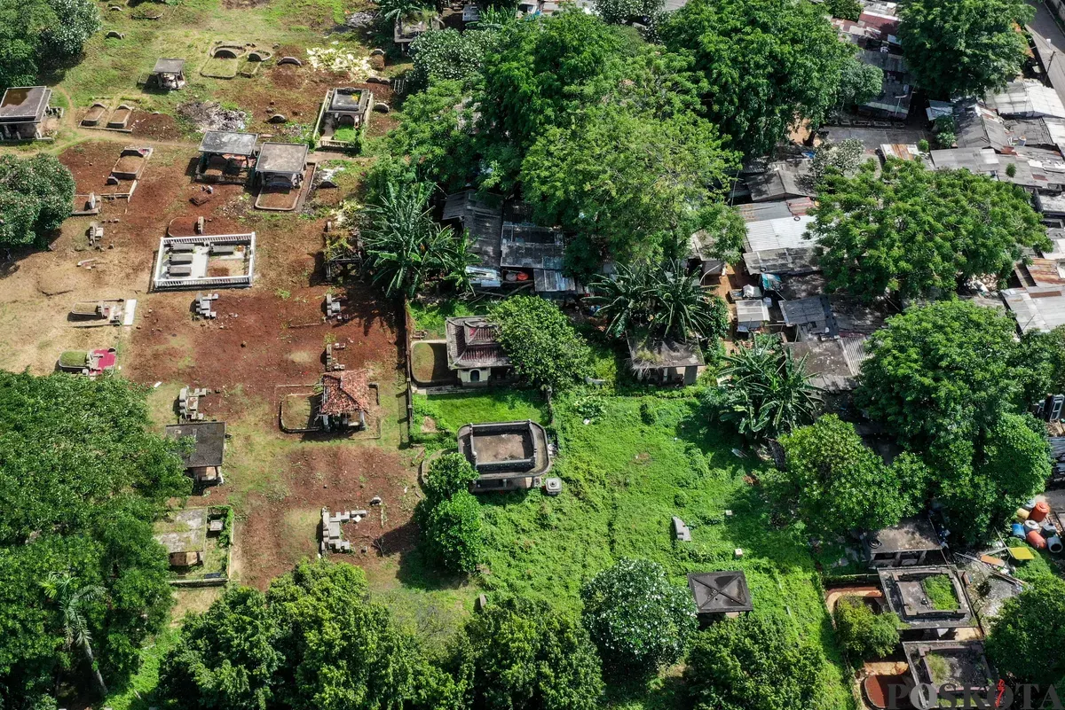 Foto udara pemukiman di TPU Kebon Nanas, Jakarta, Senin, 24 November 2025. (Sumber: Poskota/Bilal Nugraha Ginanjar)