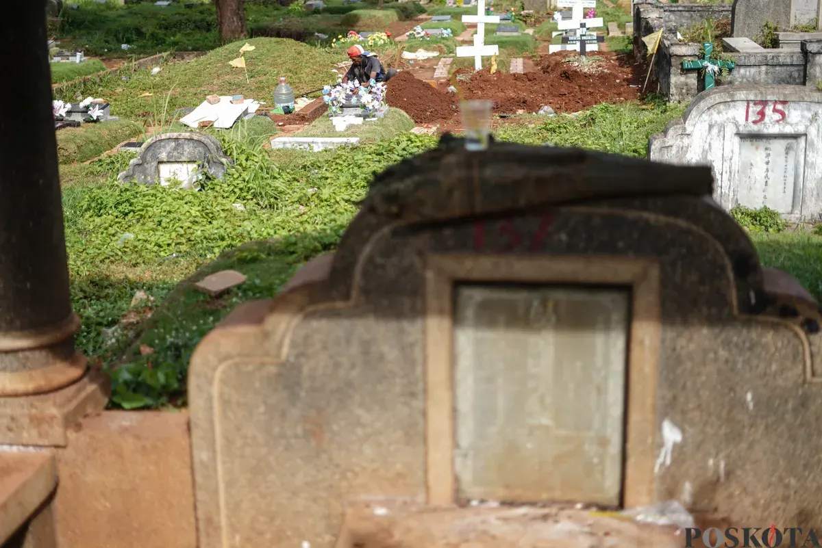 Warga beraktifitas di lahan pemakaman TPU Kebon Nanas, Jakarta, Senin, 24 November 2025. (Sumber: Poskota/Bilal Nugraha Ginanjar)