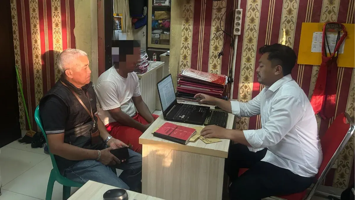 Tersangka tindak asusila anak diperiksa di ruang Unit PPA Polres Serang. (Sumber: Dok. Polres Serang)