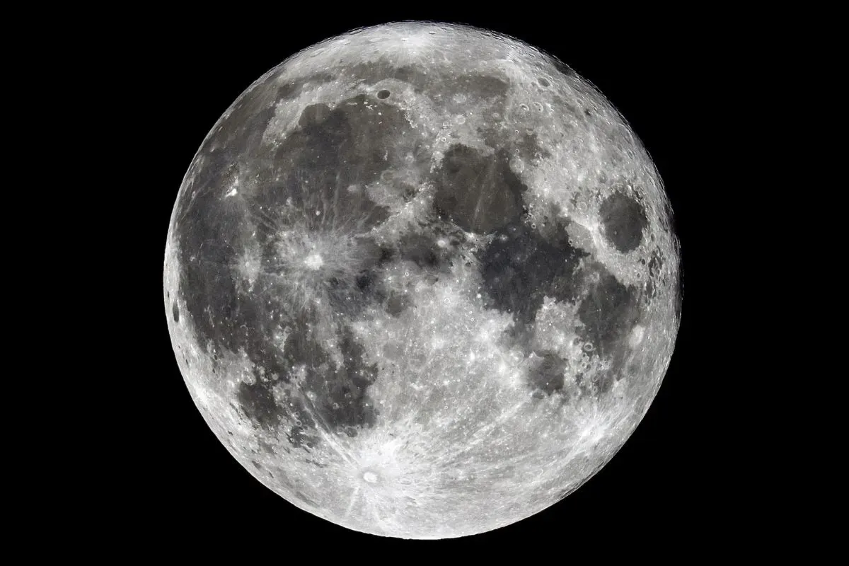 Fenomena Cold Supermoon 2025. (Sumber: Freepik)