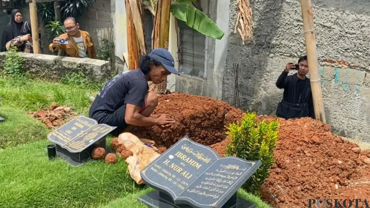 Galian makam Alvaro Kiano Nugroho, 6 tahun, di Pesanggrahan, Jakarta Selatan, Rabu, 26 November 2025. (Sumber: Poskota/Ali Mansur)