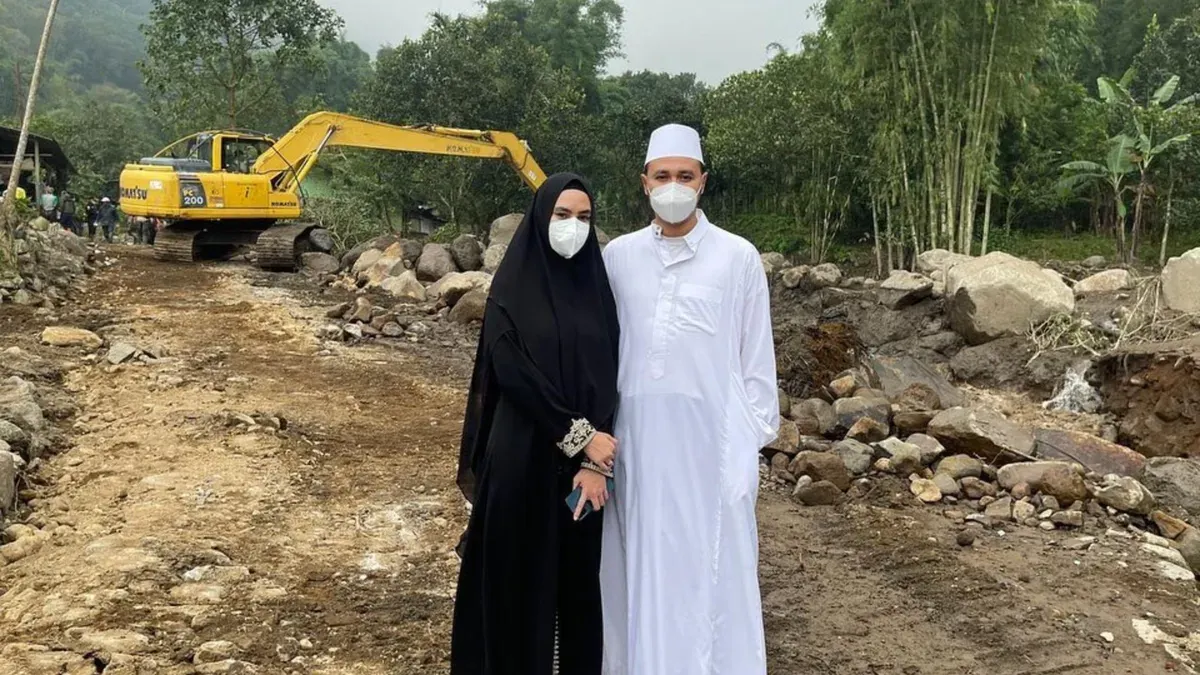 Gosip cerai Kartika Putri dengan Habib Usman bin Yahya tidak benar (Sumber: Instagram/@kartikaputriworld)