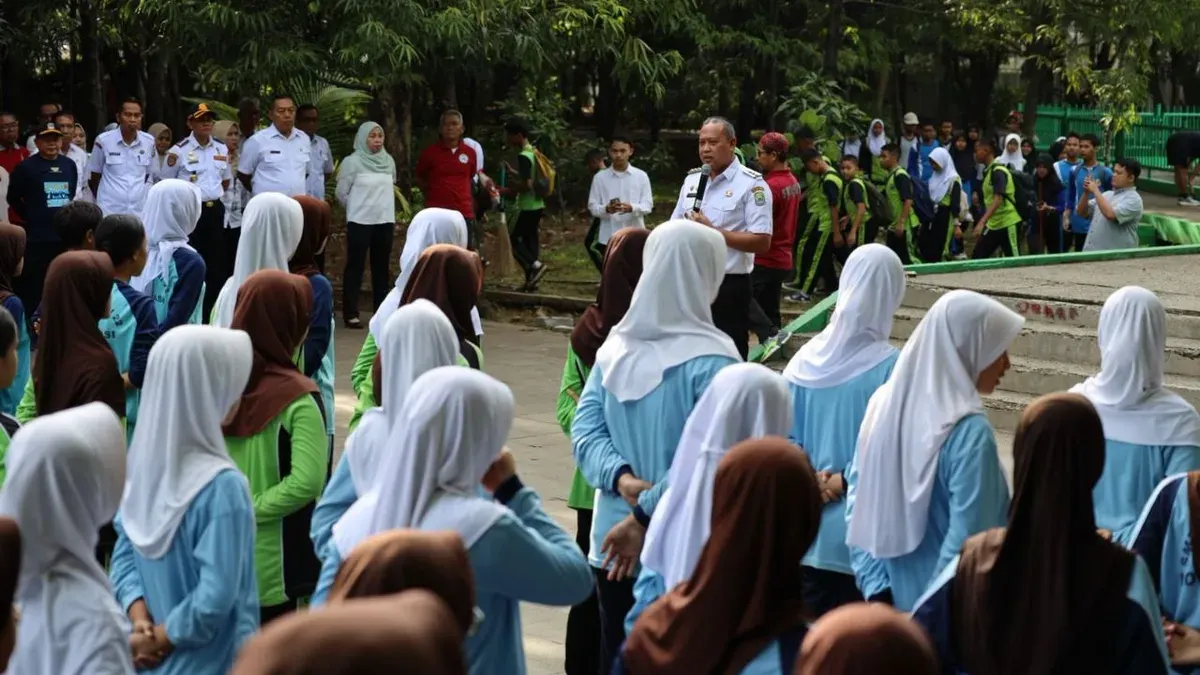 Wali Kota Bekasi, Tri Adhianto mengajak ratusan siswa SMP di Kota Bekasi bersihkan Hutan Taman Kota, Rabu, 26 November 2025. (Sumber: Dok. Pemkot Bekasi)