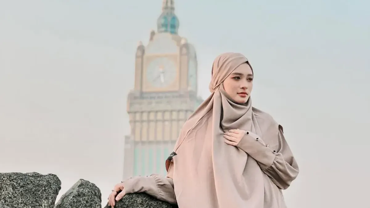 Potret Inara Rusli saat menjalani ibadah umrah di tengah kasus dugaan perselingkuhan yang melibatkan dirinya. (Sumber: Instagram/@mommy_starla)