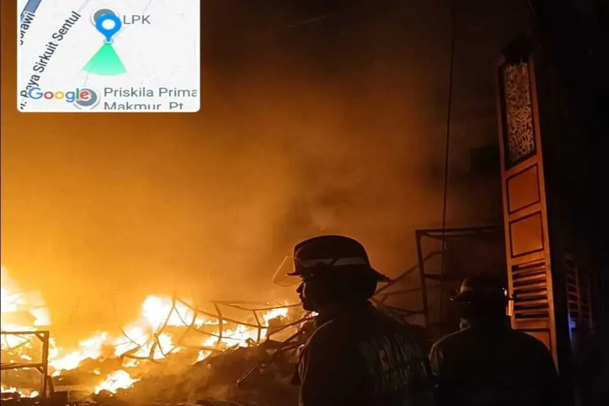 Petugas Damkar tengah memadamkan api di gudang material yang terbakar Selasa malam, 25 November 2025. (Sumber: Damkar Bogor)