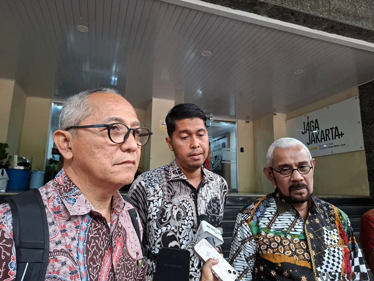 Nicholay Aprilindo (kanan), kuasa hukum keluarga diplomat muda Kementerian Luar Negeri, Arya Daru Pangayunan, saat di Polda Metro Jaya, Jakarta Selatan, Rabu, 26 November 2025. (Sumber: POSKOTA | Foto: Ali Mansur)