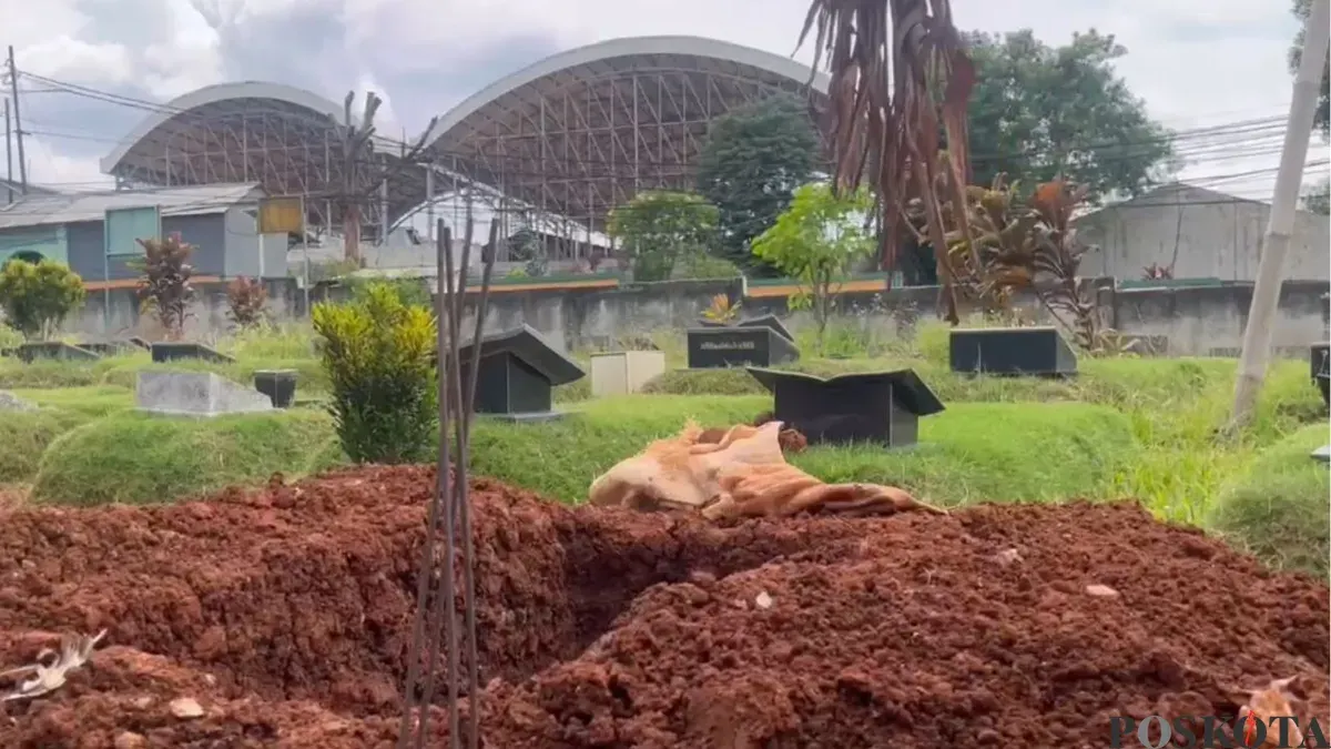 Makam Alvaro Kiano Nugroho, 6 tahun, di Pesanggrahan, Jakarta Selatan, Rabu, 26 November 2025. (Sumber: Poskota/Ali Mansur)