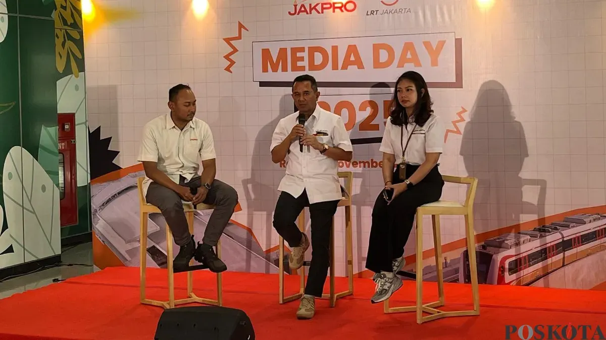 Direktur Utama PT LRT Jakarta, Roberto Akyuwen menyampaikan pernyataan kepada awak media di di Pegangsaan Dua, Jakarta Utara, Rabu, 26 November 2025. (Sumber: Poskota/M. Tegar Jihad)