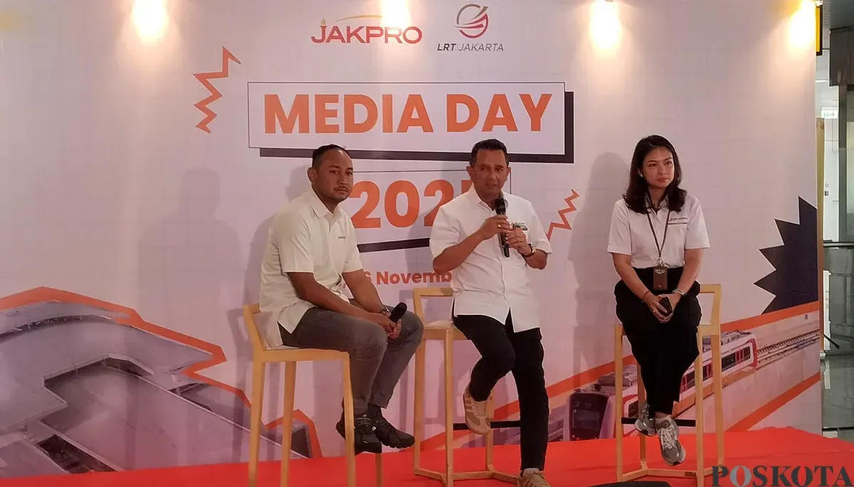 Direktur Utama PT LRT Jakarta, Roberto Akyuwen (tengah), menyampaikan penjelasan kepada sejumlah media di stasiun LRT Pegangsaan Dua, Kelapa Gading, Jakarta Utara, Rabu, 26 November 2025. (Sumber: POSKOTA | Foto: Heri Effendi)