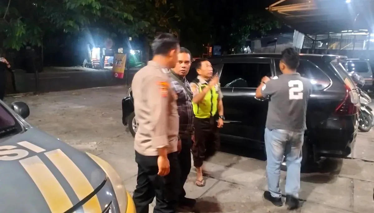 Polisi memeriksa TKP pencurian barang berharga dari dalam mobil dinas Kecamatan Gunung Sindur dengan modus pecah kaca. (Sumber: Dok Polsek Cibinong)