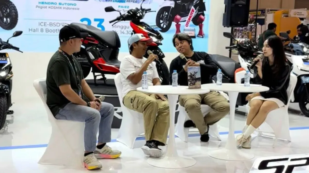 Komunitas Kosmik Indonesia dan Tyranno ID membahas perkembangan ekosistem motor listrik di GJAW 2025 di ICE BSD City, Kabupaten Tangerang. (Sumber: Dok. Indomobil e-Motor)