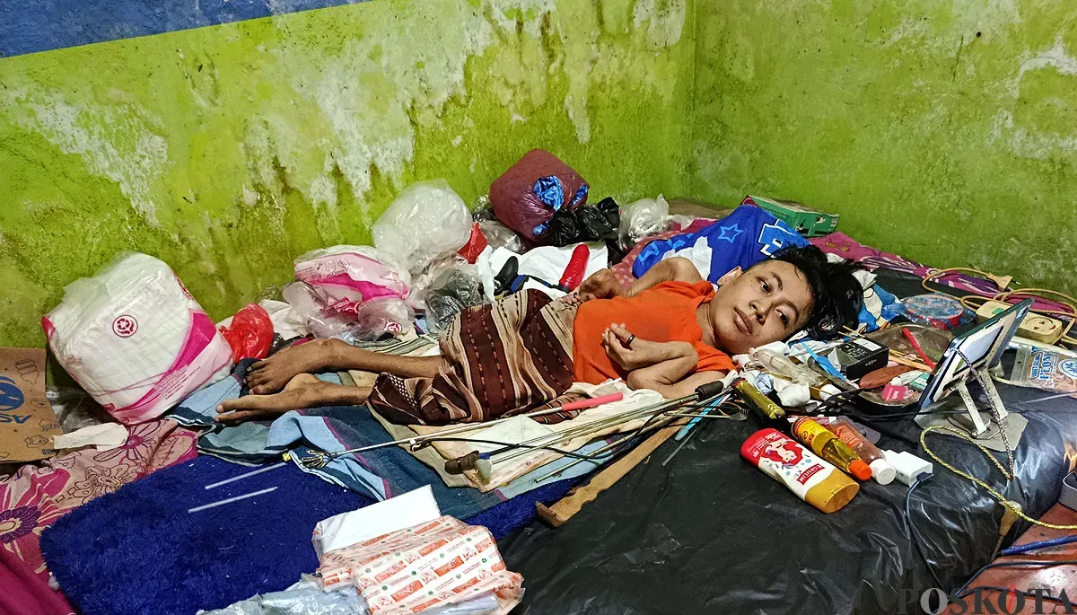 Nurhadi, 29 tahun, pria disabilitas asal Tambun Selatan, Kabupaten Bekasi. (Sumber: POSKOTA | Foto: Nurpini Aulia Rapika)