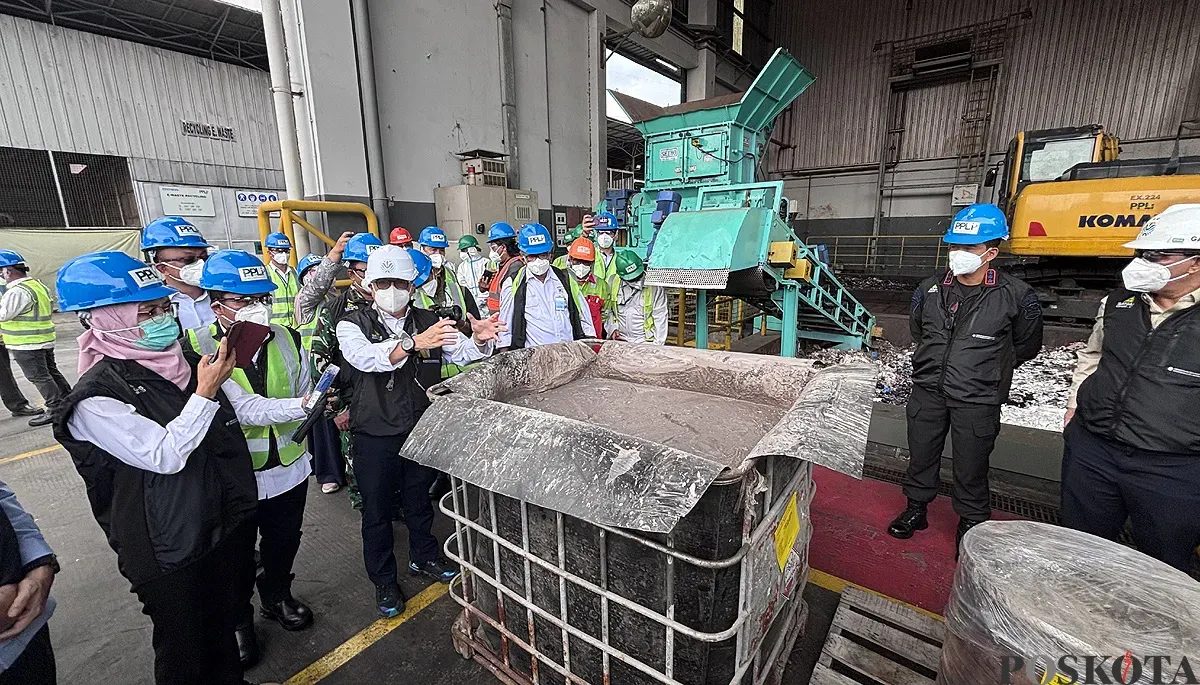 KLH memusnahkan 7,4 ton udang terpapar radioaktif dari Cikande, Banten, di PPLI Citeureup, Kabupaten Bogor. (Sumber: POSKOTA | Foto: Giffar Rivana)