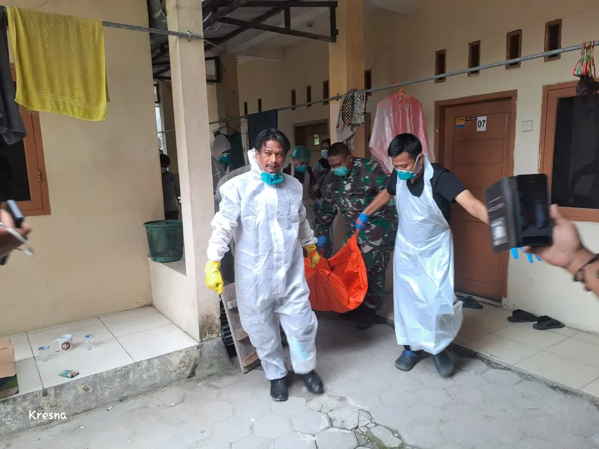 Petugas medis dan Unit Identifikasi Satreskrim Polres Serang mengevakuasi jasad Benny. (Sumber: Dok. Polsek Cikande)