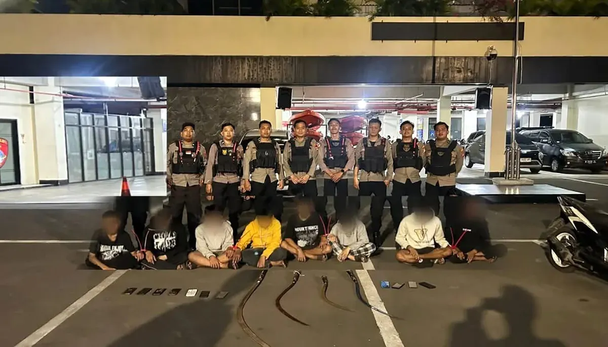 Delapan remaja yang hendak tawuran di Jalan Perjuangan, Kota Bekasi, diamankan Polres Metro Bekasi Kota, pada Selasa dini hari, 25 November 2025. (Sumber: Dok Humas Polres Metro Bekasi Kota)