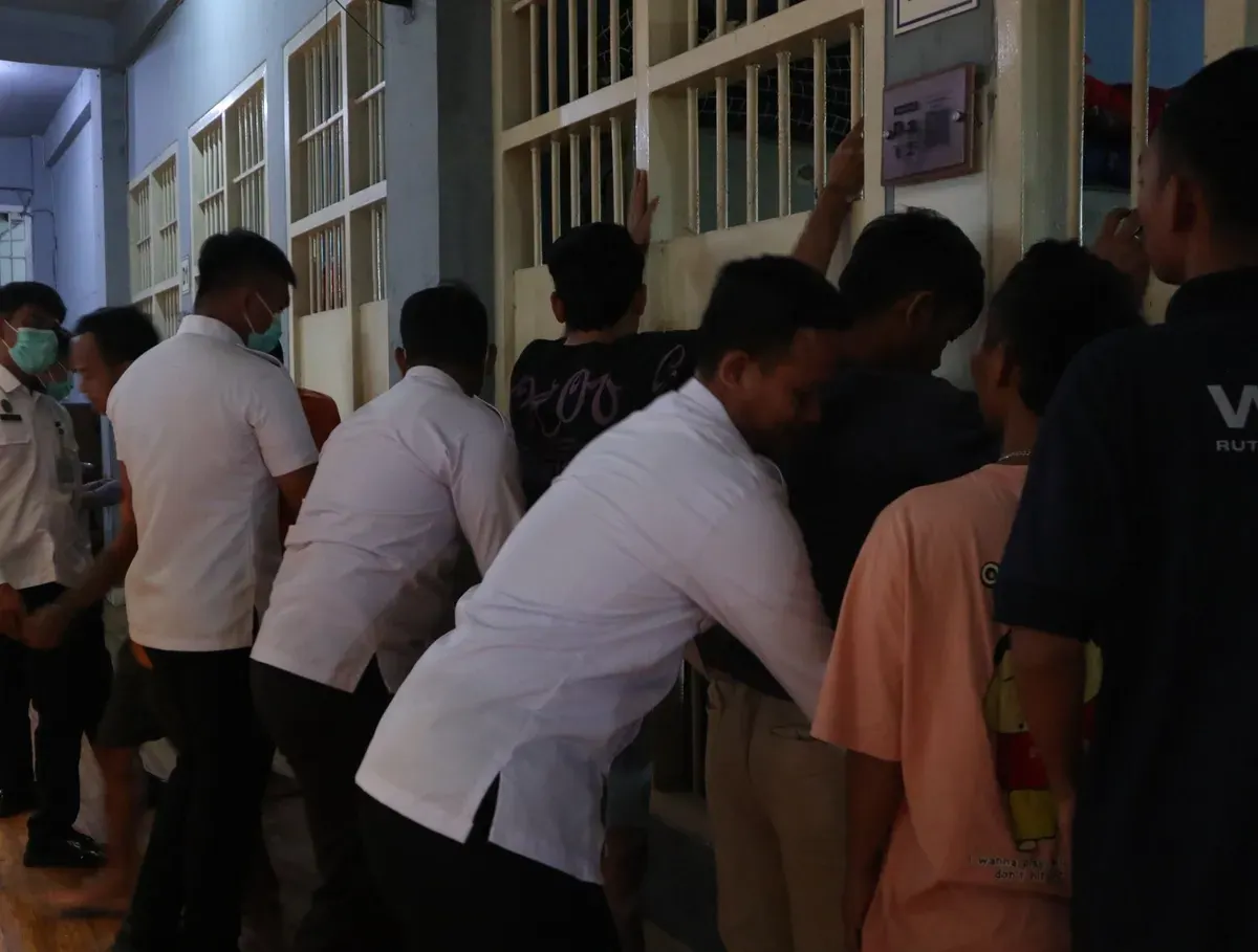 Petugas Rutan Kelas I Tangerang saat melakukan sidak kamar tahanan. (Sumber: Rutan Kelas I Tangerang)
