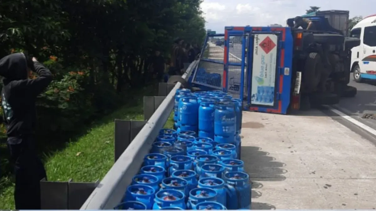 Truk gas elpiji terguling di Tol Citeureup, Kabupaten Bogor, Rabu, 26 November 2025. (Sumber: Dok. Induk JPR Jagorawi)
