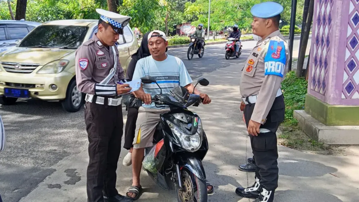 Anggota Satlantas Polresta Tangerang menertibkan pelanggar saat Operasi Zebra 2025. (Sumber: Dok. Polresta Tangerang)